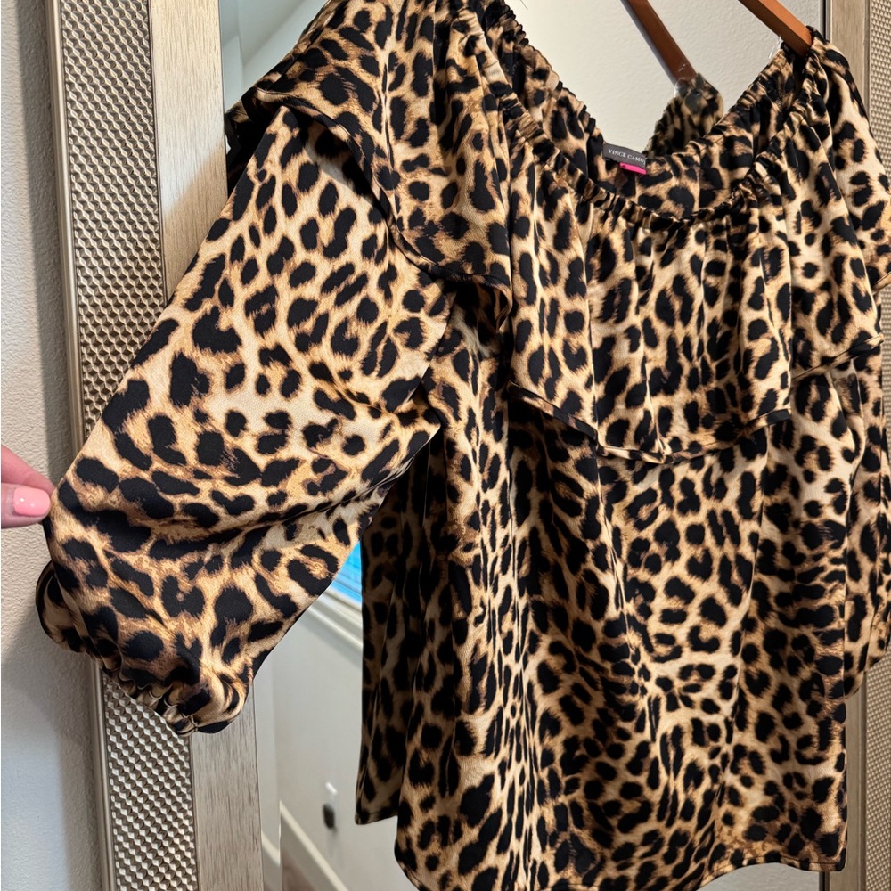 Vince Camuto 0ff shoulder top. - Picture 3 of 7